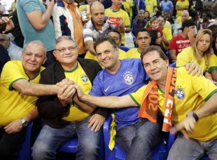Aécio (de azul) assiste ao jogo com o presidente da Força Sindical, Miguel Torres, o presidente do PSDB Sindical, Ramalho da Construção, e o presidente do Solidariedade, deputado federal Paulinho da Força