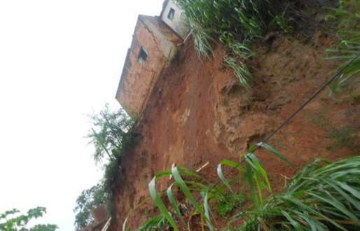 (Registro de casa em área de risco registrada no final de 2013 pelo repórter Elvis Passos)