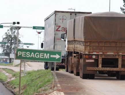 Norte de Minas - MPF ingressa em juízo para obrigar DNIT a instalar balança de pesagem na BR-135