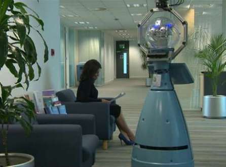 Quando a bateria começa a morrer, Bob retorna à base para recarregá-la