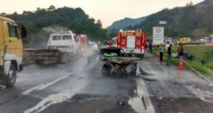 Brasil - Mulher se desespera ao ver acidente com 8 veículos no PR; veja o vídeo