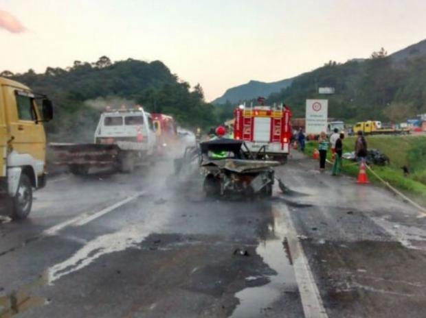 Brasil - Mulher se desespera ao ver acidente com 8 veículos no PR; veja o vídeo