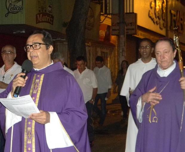 Momentos durante a Missa, que iniciou na Praça Portugal e seguiu rumo à Matriz de Montes Claros.