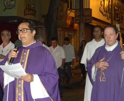 Momentos durante a Missa, que iniciou na Praça Portugal e seguiu rumo à Matriz de Montes Claros.