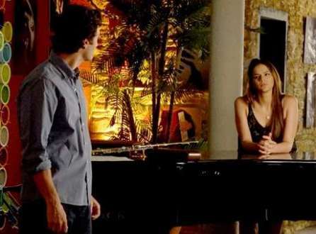 Luiza (Bruna Marquezine) fica curiosa sobre a conversa do noivo com a pianista