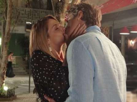 Silvia e Cadu se beijam