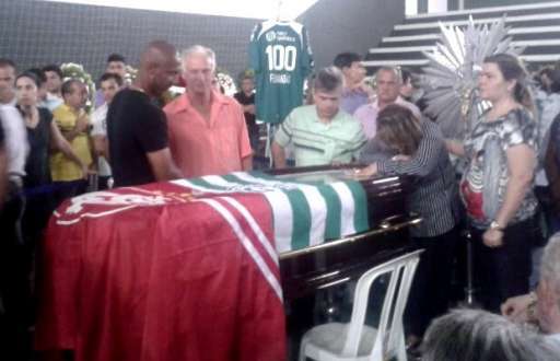 Futebol - Corpo do ex-atacante Fernandão é enterrado em Goiânia
