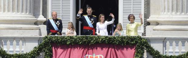 O rei Felipe VI, a rainha Letizia e as princesas Leonor (esq.) e Sofia acenam aos súditos espanhóis da sacada do Palácio do Oriente em Madri