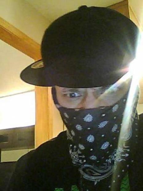 Em uma foto publicada na rede social de Nicholas, ele aparece com uma bandana cobrindo o rosto, em uma imagem de webcam