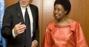 Em 2008, George Clooney, mensageiro da paz, fala com Asha-Rose Migiro, secretária- geral adjunta da ONU em Nova York