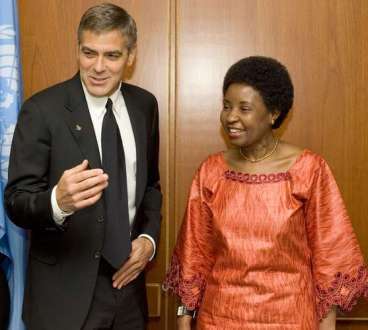 Em 2008, George Clooney, mensageiro da paz, fala com Asha-Rose Migiro, secretária- geral adjunta da ONU em Nova York