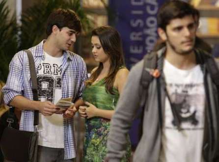 Bárbara cansa da indecisão de André e resolve dar uma chance a Lucas