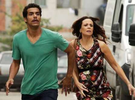 Jairo e Juliana saem correndo ao descobrirem que que casa está pegando fogo com Bia dentro