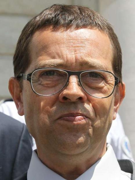 Na foto, o ex-médico da emergência do hospital de Bayonne, Nicolas Bonnemaison, chega ao tribunal de Pau, sudoeste da França, para o primeiro dia de seu julgamento, em 11 de junho