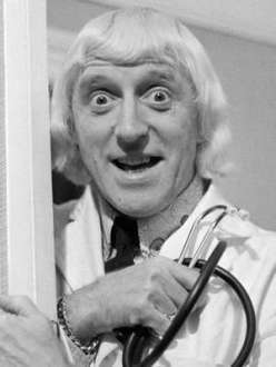 O DJ e apresentador britânico Jimmy Savile, morto em 2011, abusou sexualmente de pacientes, visitantes e funcionários em hospitais da Inglaterra, por quatros décadas, e chegou a praticar necrofilia.