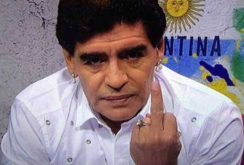 Copa 2014 - Maradona faz gesto obsceno na TV