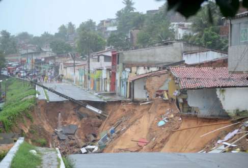 A cidade voltou a ter chuvas fortes nessa segunda-feira (23), quando quatro casas desabaram de madrugada, após mais um deslizamento de terra no mesmo bairro