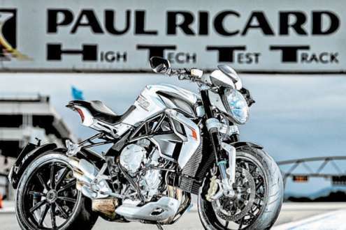 Motocicleta esportiva da marca italiana MV Agusta seduz pelo design, mas mantém a ciclística como ponto forte