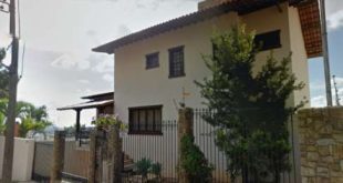 Um casal teve a casa invadida, durante o jogo entre Brasil e México, pela Copa do Mundo, e perdeu mais de R$ 1 milhão em joias, dinheiro e bebidas, nessa terça-feira (17), no bairro Mangabeiras, na região Centro-Sul de Belo Horizonte.