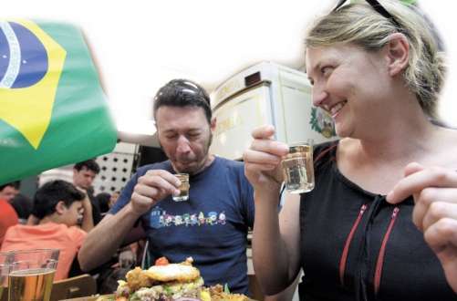 Danien já havia provado cachaça antes, mas não evitou a careta; Katharine: “queima a orelha"