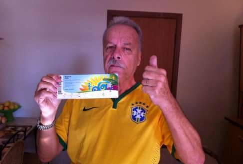 Na manhã de sábado, Jairo postou uma foto com o ingresso com a legenda "Já no clima, a caminho do Mineirão"