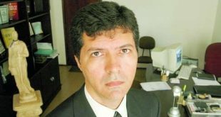 Em causa própria. Eduardo Silveira perdeu mais de uma hora na fila, tempo em que podia atender seus clientes, e ganhou a ação