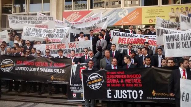MG - Protesto reúne 400 delegados da Polícia Civil em frente à ALMG