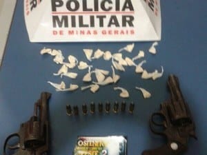 Armas e drogas foram encontradas dentro da chácara pela polícia (Foto: Divulgação / Polícia Militar)