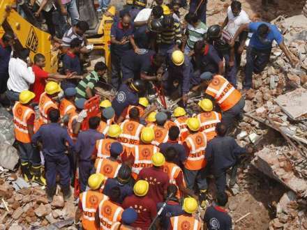 Ásia - Desabamento de prédio em construção deixa 11 mortos na Índia