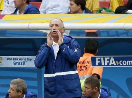 Felipão comanda a Seleção Brasileira da beira do gramado