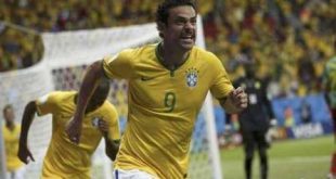 Fred comemora gol do Brasil contra Camarões.