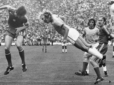 Marinho estava internado em estado grave devido a uma hemorragia digestiva; na foto, lance do jogo contra a Holanda na Copa de 74