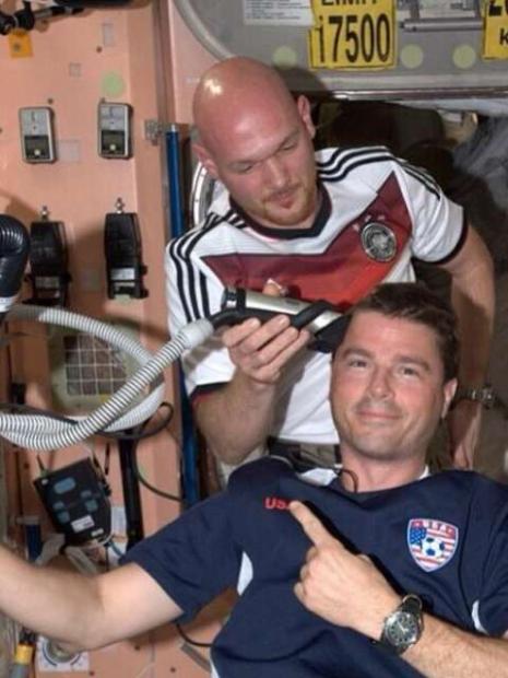 Como a Alemanha venceu a partida por um a zero, os astronautas norte-americanos tiveram que pagar a promessa