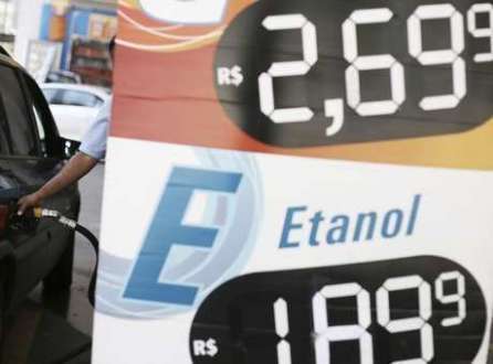 Frentista abastece tanque de consumidor em São Paulo