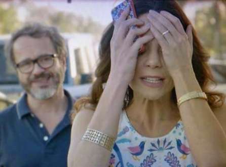 A dona de casa fica abalada com a revelação do marido