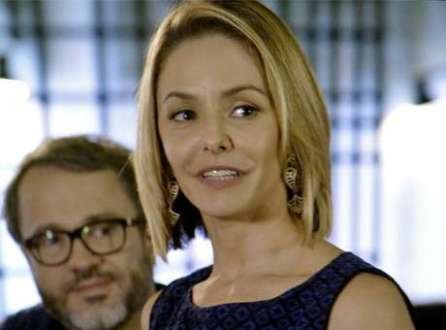 A médica se frustra depois de encontrar Cadu e Verônica no bistrô