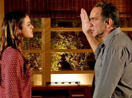 Virgílio (Humberto Martins) fica bravo com insinuação da filha