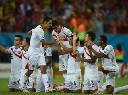 Equipe da Costa Rica comemora cobrança de pênalti na Arena Pernambuco