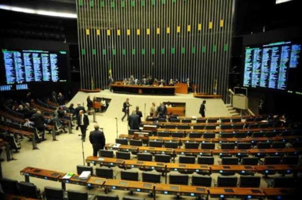 De segunda a sexta-feira, deputados e senadores anunciam mais de 40 projetos para votar. Após esta semana, futebol, festa junina, convenções e eleição criam "recesso branco" que deve se estender até outubro ou novembro