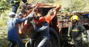 Militares tiveram trabalho para desencarcerar caminhoneiro (Foto: Michelly Oda / G1)