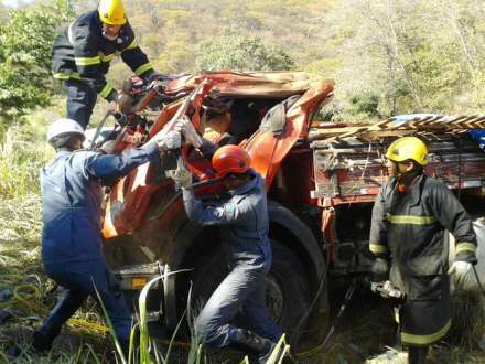 Militares tiveram trabalho para desencarcerar caminhoneiro (Foto: Michelly Oda / G1)