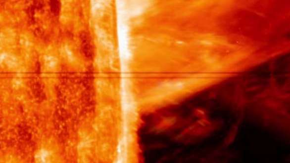 Pela primeira vez na história, a NASA conseguiu capturar uma enorme erupção solar com detalhes sem precedentes usando IRIS, um instrumento altamente sensível que só consegue cobrir uma área relativamente pequena do Sol por vez. A captura desse vídeo envolveu "algumas suposições e um pouco de sorte." O vídeo feito pela Interface Region Imaging Spectrograph é impressionante. Lembre-se que o vídeo cobre uma área "com cerca de cinco Terras em largura e sete Terras e meia em altura."