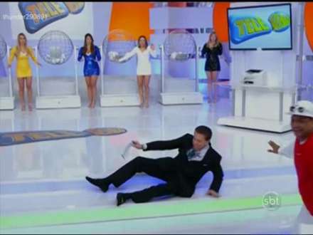 Vídeo - Aos 83, Silvio Santos cai no chão e continua programa, aos risos