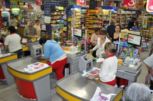 Supermercados vendem 1,4% menos em abril, diz IBGE