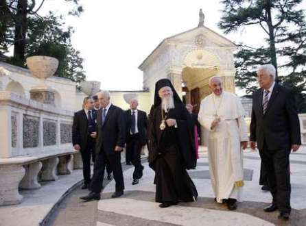 Presidente de Israel, Shimon Peres, patriarca de Constantinopla, Bartolomeu I, papa Francisco e líder da Palestina, Mahmud Abbas, nas dependências do Vaticano