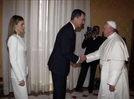 Felipe VI e Letizia foram recebidos pelo papa Francisco durante a primeira visita oficial ao exterior