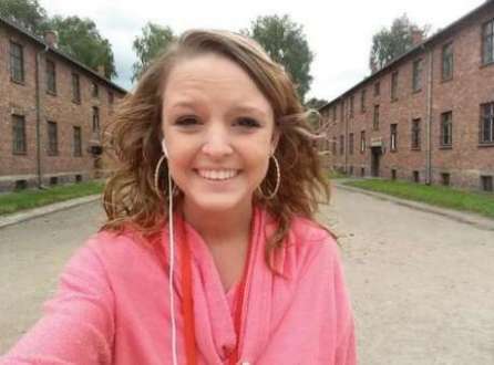 Foto de Breanna Mitchell vem com a descrição "Selfie no Campo de Concentração de Auschwitz"