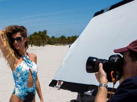 Gisele Bündchen exibe curvas em campanha de óculos escuros