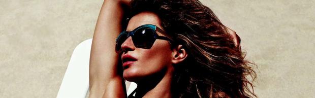 Gisele Bündchen exibe curvas em campanha de óculos escuros