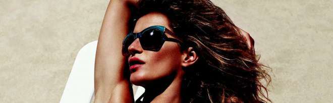 Gisele Bündchen exibe curvas em campanha de óculos escuros